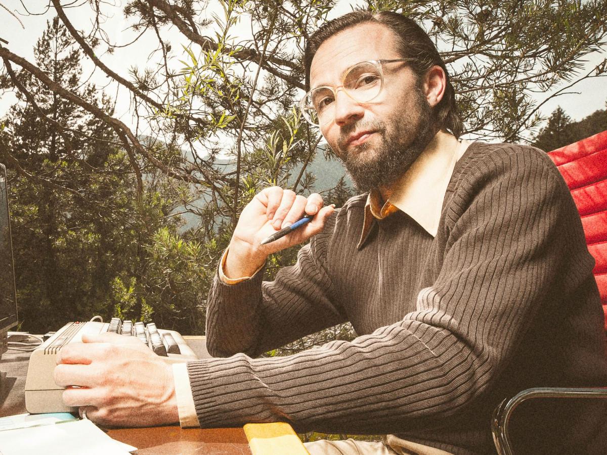 Andreas beim Entwickeln einer Datenbankanwendung
